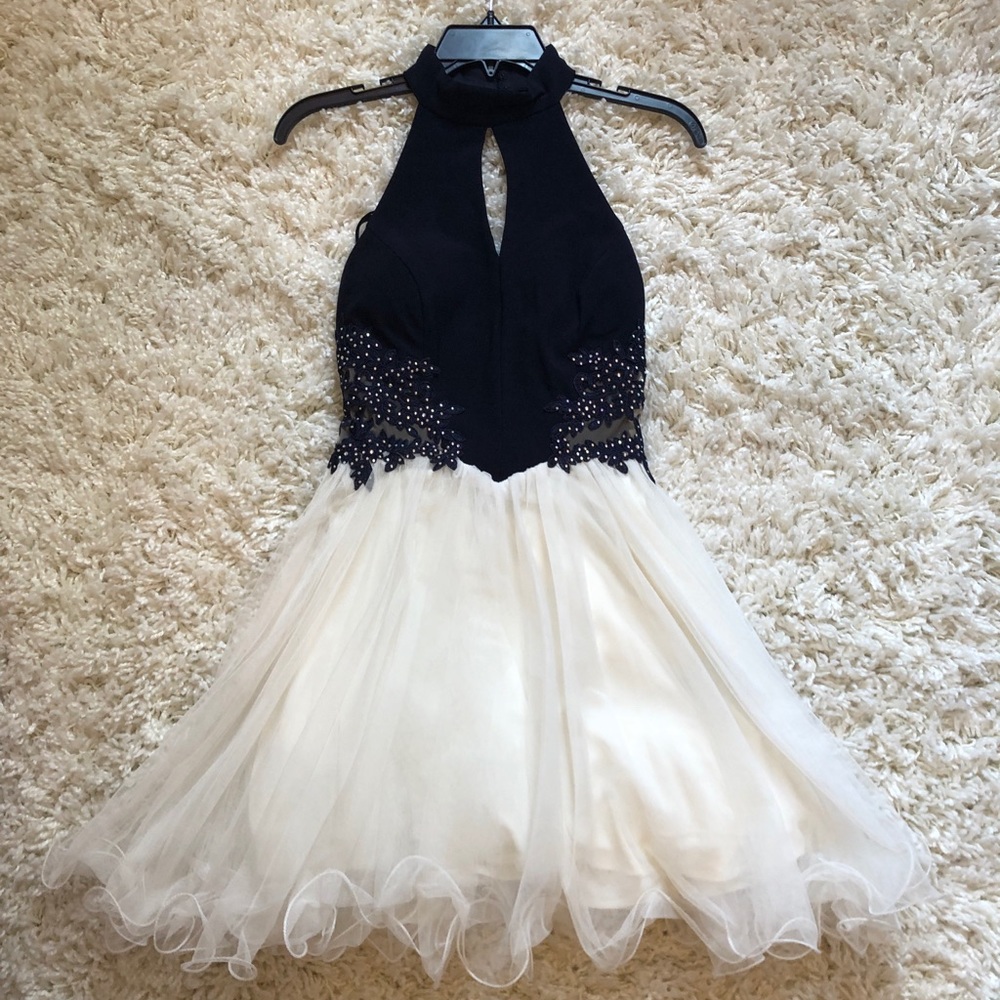 Dress - Picture 5 of 5